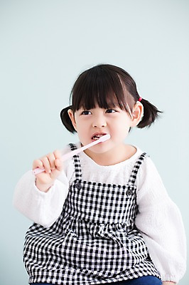 포토 JPG 스튜디오촬영 라이프스타일 여자 딸 어린이 모션 실내 한명 들기 사람 앉기 동양인 손짓 상반신 앞모습 귀여움 한국인 양치 가족라이프 칫솔 천진난만 여자만 여자한명만 어린이만 소녀만 소녀한명만 딸바보 국내포토 1 뷰포인트 컨셉 가족 인종 내부 생활 위생용품 청결 파일형식