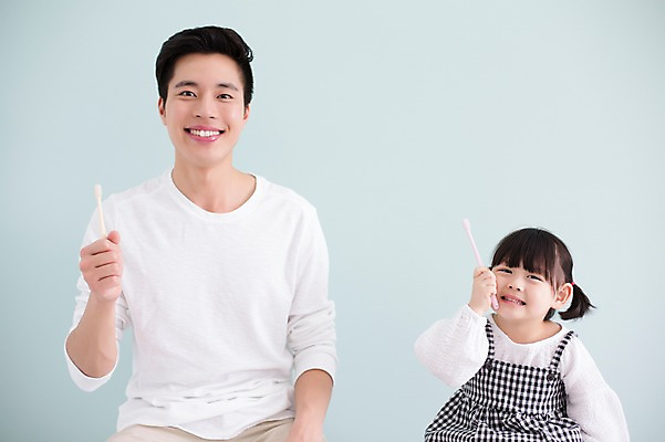 포토 JPG 스튜디오촬영 라이프스타일 여자 남자 딸 어린이 가족 모션 함께함 실내 미소 들기 사람 앉기 동양인 상반신 20대 성인 두명 앞모습 화목 한국인 육아 양치 가족라이프 아빠 칫솔 부녀 딸바보 육아대디 싱글대디 한부모가족 국내포토 뷰포인트 컨셉 관계 표정 인종 청년 내부 생활 위생용품 청결 파일형식