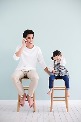 포토 JPG 스튜디오촬영 전신 라이프스타일 여자 남자 딸 어린이 의자 가족 모션 실내 들기 사람 앉기 동양인 20대 성인 두명 앞모습 스마트폰 한국인 육아 가족라이프 아빠 통화 부녀 딸바보 육아대디 싱글대디 한부모가족 국내포토 뷰포인트 가구 관계 인종 청년 내부 생활 핸드폰 스마트기기 파일형식