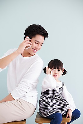 포토 JPG 스튜디오촬영 라이프스타일 여자 남자 딸 어린이 가족 모션 함께함 실내 미소 들기 사람 앉기 동양인 상반신 20대 성인 두명 옆모습 스마트폰 화목 한국인 육아 가족라이프 아빠 통화 부녀 딸바보 육아대디 싱글대디 한부모가족 국내포토 뷰포인트 컨셉 관계 표정 인종 청년 내부 생활 핸드폰 스마트기기 파일형식