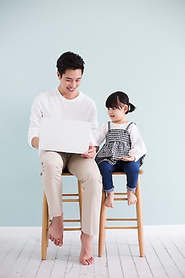 포토 JPG 스튜디오촬영 전신 라이프스타일 여자 남자 딸 어린이 의자 가족 모션 실내 미소 들기 사람 앉기 동양인 20대 성인 두명 앞모습 노트북 한국인 육아 웹서핑 가족라이프 아빠 부녀 딸바보 육아대디 싱글대디 한부모가족 국내포토 뷰포인트 가구 관계 표정 인종 청년 내부 생활 전자제품 파일형식