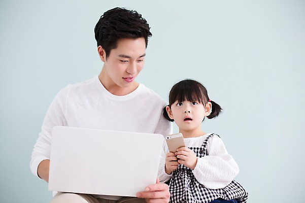 포토 JPG 스튜디오촬영 라이프스타일 여자 남자 딸 어린이 가족 모션 함께함 실내 미소 들기 사람 앉기 동양인 상반신 20대 성인 두명 앞모습 노트북 스마트폰 화목 한국인 육아 가족라이프 아빠 부녀 딸바보 육아대디 싱글대디 한부모가족 국내포토 뷰포인트 컨셉 관계 표정 인종 청년 내부 생활 전자제품 핸드폰 스마트기기 파일형식