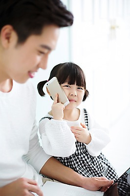 포토 JPG 스튜디오촬영 라이프스타일 여자 남자 딸 어린이 가족 모션 함께함 실내 미소 들기 사람 앉기 동양인 상반신 20대 성인 두명 옆모습 스마트폰 화목 한국인 육아 가족라이프 아빠 통화 부녀 딸바보 육아대디 싱글대디 한부모가족 국내포토 뷰포인트 컨셉 관계 표정 인종 청년 내부 생활 핸드폰 스마트기기 파일형식