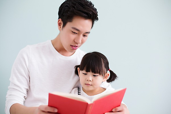 포토 JPG 스튜디오촬영 라이프스타일 여자 남자 딸 어린이 가족 모션 함께함 실내 들기 사람 앉기 동양인 소녀 상반신 20대 성인 두명 앞모습 책 한국인 육아 가족라이프 아빠 읽기 즐거움 동화책 부녀 딸바보 육아대디 싱글대디 한부모가족 국내포토 감정 뷰포인트 컨셉 관계 인종 청년 내부 생활 파일형식