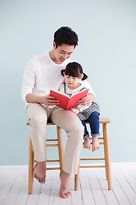 포토 JPG 스튜디오촬영 전신 라이프스타일 여자 남자 딸 어린이 의자 가족 모션 실내 들기 사람 앉기 동양인 소녀 20대 성인 두명 앞모습 책 독서 한국인 육아 가족라이프 아빠 읽기 동화책 부녀 딸바보 육아대디 싱글대디 한부모가족 국내포토 뷰포인트 가구 관계 인종 청년 내부 생활 파일형식