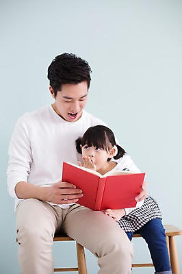 포토 JPG 스튜디오촬영 라이프스타일 여자 남자 딸 어린이 의자 가족 모션 실내 들기 사람 앉기 동양인 손짓 상반신 20대 성인 두명 앞모습 책 독서 한국인 육아 가족라이프 아빠 읽기 동화책 부녀 딸바보 육아대디 싱글대디 한부모가족 국내포토 뷰포인트 가구 관계 인종 청년 내부 생활 파일형식