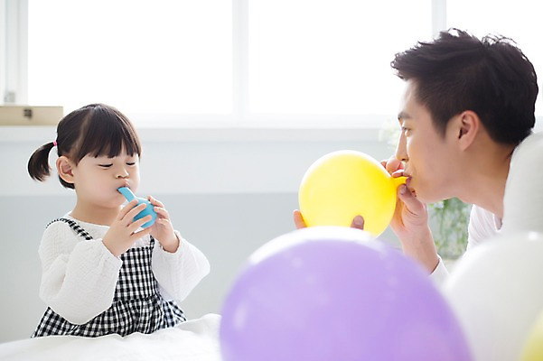 포토 JPG 스튜디오촬영 라이프스타일 여자 남자 딸 어린이 가족 모션 놀이 함께함 실내 들기 사람 앉기 동양인 상반신 20대 성인 두명 앞모습 옆모습 한국인 육아 침대 가족라이프 아빠 불기 즐거움 풍선 부녀 딸바보 육아대디 싱글대디 한부모가족 국내포토 감정 뷰포인트 가구 컨셉 관계 인종 청년 내부 생활 파일형식