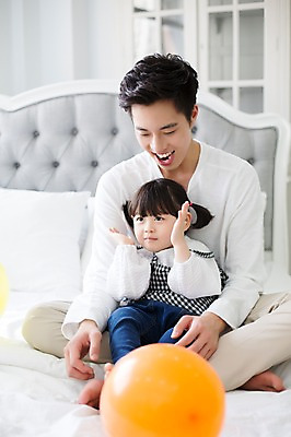 포토 JPG 스튜디오촬영 전신 라이프스타일 여자 남자 딸 어린이 가족 모션 놀이 함께함 실내 미소 들기 사람 앉기 동양인 손짓 20대 성인 두명 앞모습 한국인 육아 침대 가족라이프 아빠 박수 즐거움 풍선 부녀 딸바보 육아대디 싱글대디 한부모가족 국내포토 감정 뷰포인트 가구 컨셉 관계 표정 인종 청년 내부 생활 파일형식