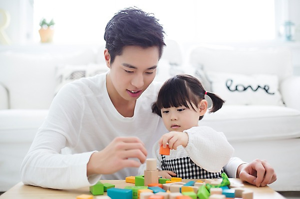 포토 JPG 스튜디오촬영 라이프스타일 여자 남자 딸 어린이 가족 모션 놀이 탁자 함께함 실내 미소 들기 사람 앉기 동양인 상반신 20대 성인 두명 앞모습 소파 블록 한국인 육아 가족라이프 아빠 즐거움 부녀 딸바보 육아대디 싱글대디 한부모가족 국내포토 감정 뷰포인트 가구 컨셉 의자 관계 표정 인종 청년 내부 생활 파일형식