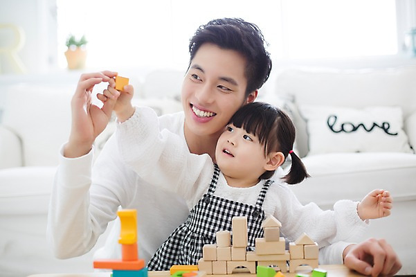 포토 JPG 스튜디오촬영 라이프스타일 여자 남자 딸 어린이 가족 모션 놀이 탁자 함께함 실내 미소 들기 사람 앉기 동양인 상반신 20대 성인 두명 앞모습 소파 블록 한국인 육아 가족라이프 아빠 즐거움 부녀 딸바보 육아대디 싱글대디 한부모가족 국내포토 감정 뷰포인트 가구 컨셉 의자 관계 표정 인종 청년 내부 생활 파일형식