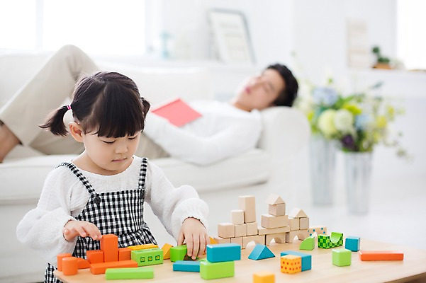 포토 JPG 스튜디오촬영 라이프스타일 여자 남자 딸 어린이 가족 모션 놀이 탁자 함께함 실내 들기 사람 앉기 동양인 상반신 20대 성인 두명 앞모습 옆모습 책 소파 눕기 블록 한국인 육아 잠 가족라이프 아빠 즐거움 부녀 딸바보 육아대디 싱글대디 한부모가족 국내포토 감정 뷰포인트 가구 컨셉 의자 관계 인종 청년 내부 생활 파일형식