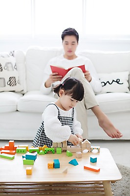 포토 JPG 스튜디오촬영 전신 라이프스타일 여자 남자 딸 어린이 가족 모션 놀이 탁자 함께함 실내 미소 들기 사람 앉기 동양인 상반신 20대 성인 두명 앞모습 책 소파 독서 블록 한국인 육아 다리꼬기 가족라이프 아빠 읽기 즐거움 부녀 딸바보 육아대디 싱글대디 한부모가족 국내포토 감정 뷰포인트 가구 컨셉 의자 관계 표정 인종 청년 내부 생활 파일형식