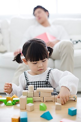 포토 JPG 스튜디오촬영 라이프스타일 여자 남자 딸 어린이 가족 모션 놀이 탁자 함께함 실내 들기 사람 앉기 동양인 상반신 20대 성인 두명 앞모습 책 소파 블록 한국인 육아 잠 가족라이프 아빠 즐거움 부녀 딸바보 육아대디 싱글대디 한부모가족 국내포토 감정 뷰포인트 가구 컨셉 의자 관계 인종 청년 내부 생활 파일형식