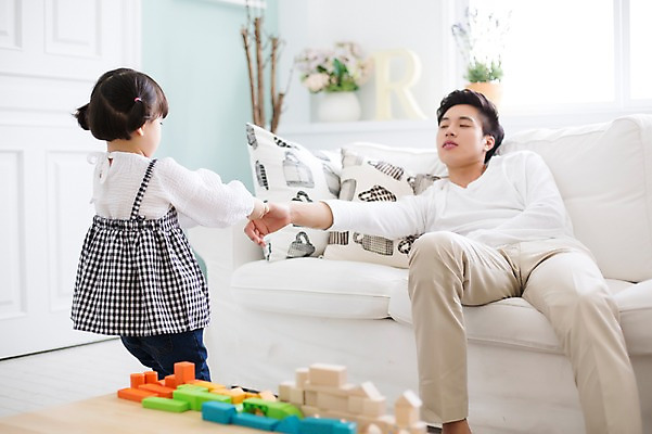 포토 JPG 스튜디오촬영 라이프스타일 여자 남자 딸 어린이 가족 모션 놀이 탁자 함께함 실내 서기 사람 앉기 동양인 소녀 상반신 20대 성인 두명 앞모습 뒷모습 소파 블록 한국인 육아 잠 가족라이프 아빠 당기기 즐거움 부녀 딸바보 육아대디 싱글대디 한부모가족 국내포토 감정 뷰포인트 가구 컨셉 의자 관계 인종 청년 내부 생활 파일형식