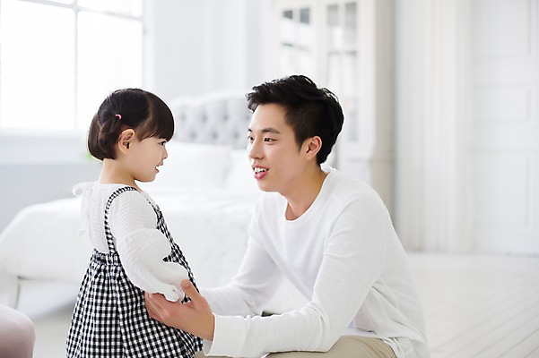 포토 JPG 스튜디오촬영 라이프스타일 여자 남자 딸 어린이 가족 모션 함께함 실내 서기 사람 앉기 동양인 상반신 20대 성인 두명 옆모습 마주보기 손잡기 화목 한국인 육아 가족라이프 아빠 부녀 딸바보 육아대디 싱글대디 한부모가족 국내포토 뷰포인트 컨셉 관계 인종 청년 내부 생활 파일형식