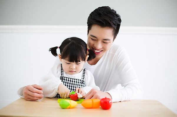 포토 JPG 스튜디오촬영 라이프스타일 여자 남자 딸 어린이 과일 가족 모션 놀이 탁자 함께함 실내 요리 미소 들기 사람 앉기 동양인 상반신 20대 성인 두명 앞모습 장난감 한국인 육아 가족라이프 아빠 즐거움 소꼽놀이 부녀 딸바보 육아대디 싱글대디 한부모가족 국내포토 감정 뷰포인트 가구 컨셉 관계 표정 인종 청년 내부 생활 파일형식