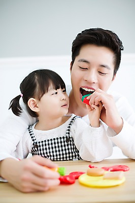 포토 JPG 스튜디오촬영 라이프스타일 여자 남자 딸 어린이 가족 모션 놀이 탁자 함께함 실내 요리 들기 사람 앉기 동양인 상반신 20대 성인 두명 앞모습 장난감 한국인 육아 가족라이프 아빠 먹기 즐거움 소꼽놀이 부녀 딸바보 육아대디 싱글대디 한부모가족 국내포토 감정 뷰포인트 가구 컨셉 관계 인종 청년 내부 생활 파일형식