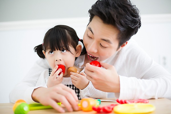 포토 JPG 스튜디오촬영 라이프스타일 여자 남자 딸 어린이 가족 모션 놀이 탁자 함께함 실내 요리 들기 사람 앉기 동양인 상반신 20대 성인 두명 앞모습 장난감 한국인 육아 가족라이프 아빠 먹기 즐거움 소꼽놀이 부녀 딸바보 육아대디 싱글대디 한부모가족 국내포토 감정 뷰포인트 가구 컨셉 관계 인종 청년 내부 생활 파일형식