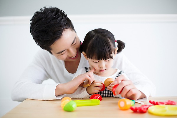 포토 JPG 스튜디오촬영 라이프스타일 여자 남자 딸 어린이 가족 모션 놀이 함께함 실내 요리 미소 들기 사람 앉기 동양인 손짓 상반신 20대 성인 두명 앞모습 장난감 한국인 육아 가족라이프 아빠 즐거움 소꼽놀이 부녀 딸바보 육아대디 싱글대디 한부모가족 국내포토 감정 뷰포인트 컨셉 관계 표정 인종 청년 내부 생활 파일형식