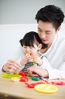 포토 JPG 스튜디오촬영 라이프스타일 여자 남자 딸 어린이 가족 모션 놀이 탁자 함께함 실내 요리 들기 사람 앉기 동양인 상반신 20대 성인 두명 앞모습 장난감 한국인 육아 가족라이프 아빠 먹기 즐거움 소꼽놀이 부녀 딸바보 육아대디 싱글대디 한부모가족 국내포토 감정 뷰포인트 가구 컨셉 관계 인종 청년 내부 생활 파일형식