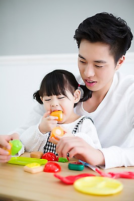 포토 JPG 스튜디오촬영 라이프스타일 여자 남자 딸 어린이 가족 모션 놀이 탁자 함께함 실내 요리 미소 들기 사람 앉기 동양인 상반신 20대 성인 두명 앞모습 장난감 한국인 육아 가족라이프 아빠 먹기 즐거움 소꿉장난 부녀 딸바보 육아대디 싱글대디 한부모가족 국내포토 감정 뷰포인트 가구 컨셉 관계 표정 인종 청년 내부 생활 파일형식