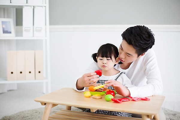 포토 JPG 스튜디오촬영 라이프스타일 여자 남자 딸 어린이 가족 모션 놀이 탁자 함께함 실내 요리 들기 사람 앉기 동양인 상반신 20대 성인 두명 앞모습 장난감 한국인 육아 가족라이프 아빠 즐거움 소꿉놀이 부녀 딸바보 육아대디 싱글대디 한부모가족 국내포토 감정 뷰포인트 가구 컨셉 관계 인종 청년 내부 생활 파일형식