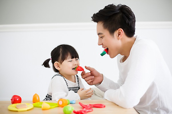 포토 JPG 스튜디오촬영 라이프스타일 여자 남자 딸 어린이 장난 가족 모션 놀이 탁자 함께함 실내 요리 미소 들기 사람 앉기 동양인 상반신 20대 성인 두명 옆모습 장난감 한국인 육아 가족라이프 아빠 즐거움 소꼽놀이 부녀 딸바보 육아대디 싱글대디 한부모가족 국내포토 감정 뷰포인트 가구 컨셉 관계 표정 인종 청년 내부 생활 파일형식