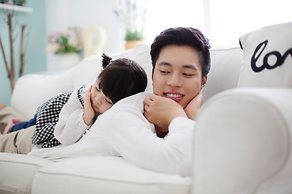 포토 JPG 스튜디오촬영 라이프스타일 여자 남자 딸 어린이 엎드리기 가족 모션 놀이 함께함 실내 미소 사람 동양인 상반신 20대 성인 두명 앞모습 소파 턱괴기 한국인 육아 가족라이프 아빠 즐거움 부녀 딸바보 육아대디 싱글대디 한부모가족 국내포토 감정 뷰포인트 컨셉 의자 관계 표정 인종 청년 내부 생활 파일형식