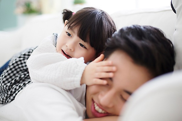 포토 JPG 스튜디오촬영 라이프스타일 여자 남자 딸 어린이 엎드리기 가족 모션 놀이 함께함 실내 미소 사람 동양인 손짓 상반신 20대 성인 두명 앞모습 소파 한국인 육아 가족라이프 아빠 즐거움 부녀 딸바보 육아대디 싱글대디 한부모가족 국내포토 감정 뷰포인트 컨셉 의자 관계 표정 인종 청년 내부 생활 파일형식