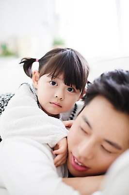 포토 JPG 스튜디오촬영 라이프스타일 여자 남자 딸 어린이 엎드리기 가족 모션 놀이 함께함 실내 사람 동양인 상반신 20대 성인 두명 앞모습 소파 한국인 육아 가족라이프 아빠 즐거움 부녀 딸바보 육아대디 싱글대디 한부모가족 국내포토 감정 뷰포인트 컨셉 의자 관계 인종 청년 내부 생활 파일형식