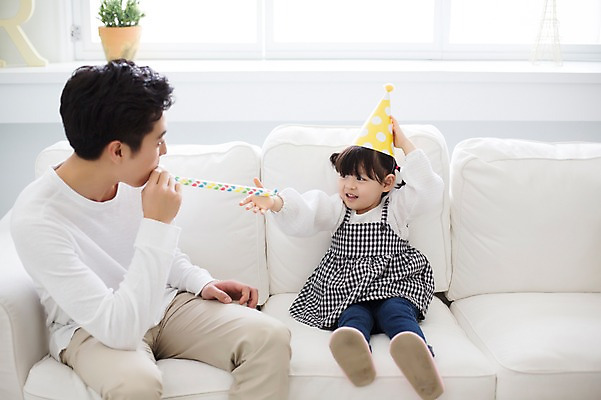 포토 JPG 스튜디오촬영 전신 라이프스타일 여자 남자 딸 어린이 가족 모션 놀이 함께함 실내 들기 사람 앉기 동양인 상반신 20대 성인 두명 앞모습 옆모습 소파 장난감 고깔모자 한국인 육아 가족라이프 아빠 불기 즐거움 부녀 딸바보 육아대디 싱글대디 한부모가족 국내포토 모자_잡화 감정 뷰포인트 컨셉 의자 관계 인종 청년 내부 생활 파일형식