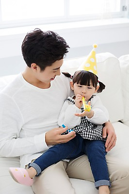 포토 JPG 스튜디오촬영 전신 라이프스타일 여자 남자 딸 어린이 가족 안기 모션 놀이 함께함 실내 미소 들기 사람 앉기 동양인 상반신 20대 성인 두명 앞모습 소파 장난감 고깔모자 한국인 육아 가족라이프 아빠 즐거움 부녀 딸바보 육아대디 싱글대디 한부모가족 국내포토 모자_잡화 감정 뷰포인트 컨셉 의자 관계 표정 인종 청년 내부 생활 파일형식