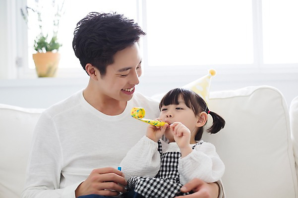 포토 JPG 스튜디오촬영 라이프스타일 여자 남자 딸 어린이 가족 모션 놀이 함께함 실내 미소 들기 사람 앉기 동양인 소녀 상반신 20대 성인 두명 앞모습 소파 장난감 고깔모자 한국인 육아 가족라이프 아빠 즐거움 부녀 딸바보 육아대디 싱글대디 한부모가족 국내포토 모자_잡화 감정 뷰포인트 컨셉 의자 관계 표정 인종 청년 내부 생활 파일형식