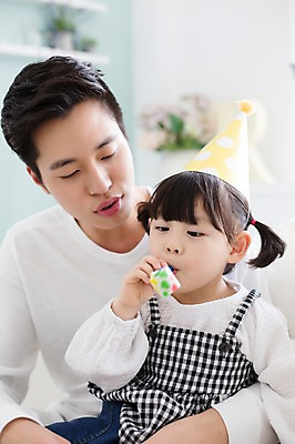 포토 JPG 스튜디오촬영 라이프스타일 여자 남자 딸 어린이 가족 모션 놀이 함께함 실내 들기 사람 앉기 동양인 상반신 20대 성인 두명 앞모습 소파 장난감 고깔모자 한국인 육아 가족라이프 아빠 불기 즐거움 부녀 딸바보 육아대디 싱글대디 한부모가족 국내포토 모자_잡화 감정 뷰포인트 컨셉 의자 관계 인종 청년 내부 생활 파일형식