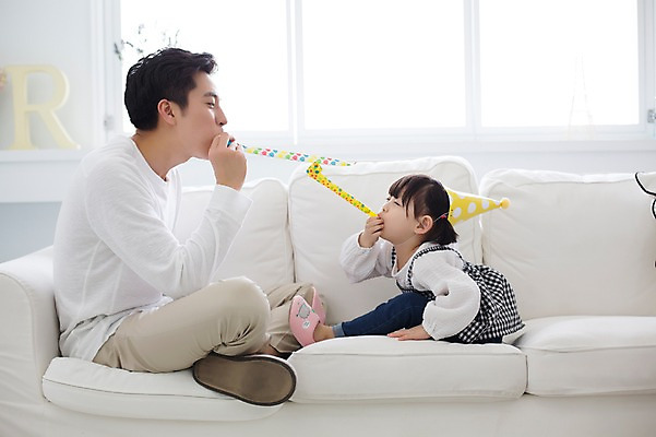 포토 JPG 스튜디오촬영 전신 라이프스타일 여자 남자 딸 어린이 가족 모션 놀이 함께함 실내 들기 사람 앉기 동양인 20대 성인 두명 옆모습 소파 장난감 고깔모자 한국인 육아 가족라이프 아빠 불기 즐거움 부녀 딸바보 육아대디 싱글대디 한부모가족 국내포토 모자_잡화 감정 뷰포인트 컨셉 의자 관계 인종 청년 내부 생활 파일형식