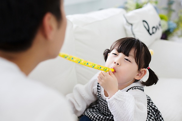 포토 JPG 스튜디오촬영 라이프스타일 여자 남자 딸 어린이 가족 모션 놀이 함께함 실내 들기 사람 앉기 동양인 상반신 20대 성인 두명 옆모습 소파 장난감 한국인 육아 가족라이프 아빠 불기 즐거움 부녀 딸바보 육아대디 싱글대디 한부모가족 국내포토 감정 뷰포인트 컨셉 의자 관계 인종 청년 내부 생활 파일형식