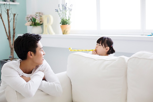 포토 JPG 스튜디오촬영 라이프스타일 여자 남자 딸 화분 어린이 가족 모션 놀이 함께함 실내 들기 사람 앉기 동양인 상반신 20대 성인 두명 앞모습 소파 장난감 한국인 육아 가족라이프 아빠 불기 즐거움 부녀 딸바보 육아대디 싱글대디 한부모가족 국내포토 감정 뷰포인트 컨셉 의자 관계 인종 청년 내부 생활 파일형식