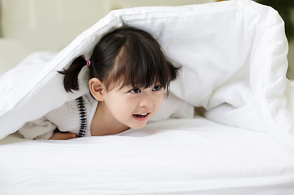 포토 JPG 스튜디오촬영 라이프스타일 응시 여자 딸 어린이 엎드리기 모션 실내 한명 미소 사람 동양인 상반신 앞모습 귀여움 이불 한국인 침대 가족라이프 숨기 천진난만 여자만 여자한명만 어린이만 소녀만 소녀한명만 딸바보 국내포토 1 시선 뷰포인트 가구 컨셉 가족 침구 표정 인종 내부 생활 파일형식