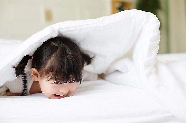 포토 JPG 스튜디오촬영 라이프스타일 여자 딸 어린이 엎드리기 모션 실내 한명 미소 사람 동양인 소녀 상반신 앞모습 귀여움 이불 한국인 육아 침대 가족라이프 천진난만 소녀한명만 딸바보 국내포토 1 뷰포인트 가구 컨셉 가족 침구 표정 인종 내부 생활 여자한명만 소녀만 파일형식