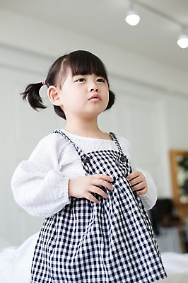 포토 JPG 스튜디오촬영 라이프스타일 응시 여자 딸 어린이 장난 모션 놀이 실내 한명 서기 미소 사람 동양인 소녀 상반신 앞모습 귀여움 한국인 가족라이프 천진난만 소녀한명만 딸바보 국내포토 1 시선 뷰포인트 컨셉 가족 표정 인종 내부 생활 여자한명만 소녀만 파일형식