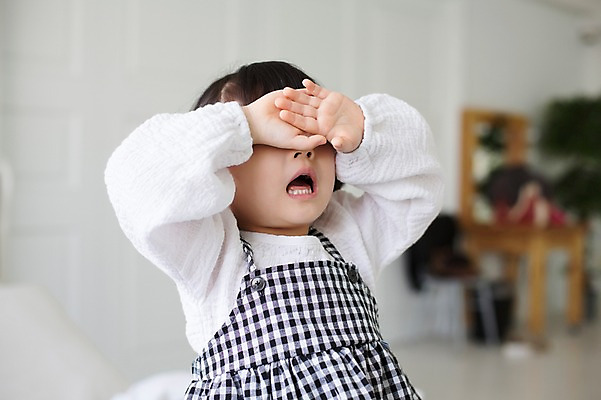 포토 JPG 스튜디오촬영 라이프스타일 여자 딸 어린이 장난 모션 놀이 실내 한명 사람 앉기 동양인 손짓 소녀 상반신 앞모습 귀여움 한국인 눈가림 가족라이프 숨바꼭질 천진난만 소녀한명만 딸바보 국내포토 1 뷰포인트 컨셉 가족 인종 내부 생활 가림 여자한명만 소녀만 파일형식