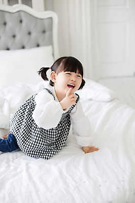 포토 JPG 스튜디오촬영 라이프스타일 응시 여자 딸 어린이 장난 모션 놀이 실내 한명 미소 사람 앉기 동양인 손짓 소녀 상반신 앞모습 귀여움 한국인 침대 가족라이프 천진난만 딸바보 국내포토 1 시선 뷰포인트 가구 컨셉 가족 표정 인종 내부 생활 파일형식