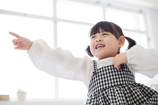 포토 JPG 스튜디오촬영 라이프스타일 여자 딸 어린이 로우앵글 장난 모션 놀이 실내 한명 서기 사람 동양인 손짓 소녀 상반신 앞모습 귀여움 한국인 가리킴 가족라이프 천진난만 소녀한명만 딸바보 국내포토 1 뷰포인트 컨셉 가족 인종 내부 생활 여자한명만 소녀만 파일형식