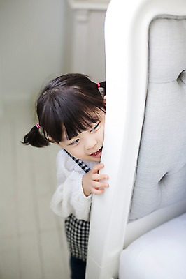 포토 JPG 스튜디오촬영 라이프스타일 여자 딸 어린이 모션 실내 한명 서기 사람 동양인 소녀 상반신 앞모습 귀여움 한국인 침대 가족라이프 숨바꼭질 천진난만 소녀한명만 딸바보 국내포토 1 뷰포인트 가구 컨셉 가족 인종 내부 생활 여자한명만 소녀만 파일형식