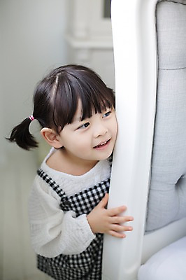 포토 JPG 스튜디오촬영 라이프스타일 응시 여자 딸 어린이 장난 모션 놀이 실내 한명 서기 사람 동양인 소녀 상반신 앞모습 귀여움 한국인 침대 가족라이프 숨기 숨바꼭질 천진난만 소녀한명만 딸바보 국내포토 1 시선 뷰포인트 가구 컨셉 가족 인종 내부 생활 여자한명만 소녀만 파일형식