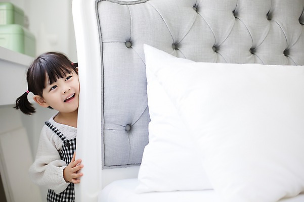 포토 JPG 스튜디오촬영 라이프스타일 응시 여자 딸 어린이 장난 베개 모션 놀이 실내 한명 서기 미소 사람 동양인 소녀 상반신 앞모습 귀여움 이불 한국인 침대 가족라이프 숨기 숨바꼭질 천진난만 소녀한명만 딸바보 국내포토 1 시선 뷰포인트 가구 컨셉 가족 침구 표정 인종 내부 생활 여자한명만 소녀만 파일형식