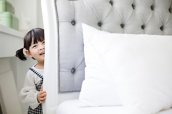 포토 JPG 스튜디오촬영 라이프스타일 여자 딸 어린이 장난 베개 모션 놀이 실내 한명 서기 미소 사람 동양인 소녀 상반신 앞모습 귀여움 한국인 침대 가족라이프 숨기 숨바꼭질 천진난만 소녀한명만 딸바보 국내포토 1 뷰포인트 가구 컨셉 가족 침구 표정 인종 내부 생활 여자한명만 소녀만 파일형식