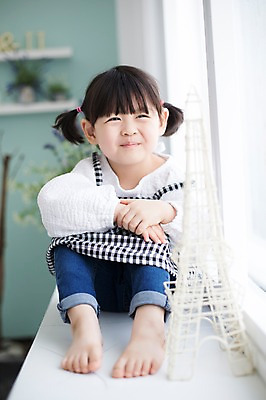 포토 JPG 스튜디오촬영 전신 라이프스타일 여자 딸 어린이 모션 실내 한명 미소 사람 앉기 동양인 소녀 앞모습 모형 귀여움 한국인 가족라이프 에펠탑 창가 천진난만 소녀한명만 딸바보 국내포토 1 뷰포인트 컨셉 창문 가족 표정 인종 내부 생활 파리 랜드마크 여자한명만 소녀만 파일형식