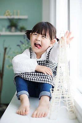 포토 JPG 스튜디오촬영 전신 라이프스타일 여자 딸 어린이 장난 창문 모션 실내 한명 미소 사람 앉기 동양인 손짓 소녀 앞모습 모형 귀여움 한국인 가족라이프 에펠탑 창가 천진난만 소녀한명만 딸바보 국내포토 1 뷰포인트 컨셉 가족 표정 인종 내부 생활 파리 랜드마크 여자한명만 소녀만 파일형식