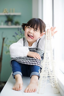 포토 JPG 스튜디오촬영 전신 라이프스타일 여자 딸 어린이 모션 실내 한명 미소 사람 앉기 동양인 손짓 소녀 앞모습 모형 귀여움 한국인 가족라이프 에펠탑 창가 천진난만 소녀한명만 딸바보 국내포토 1 뷰포인트 컨셉 창문 가족 표정 인종 내부 생활 파리 랜드마크 여자한명만 소녀만 파일형식